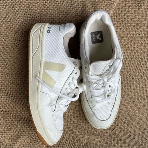 Veja V12 (Women’s Sneaker)